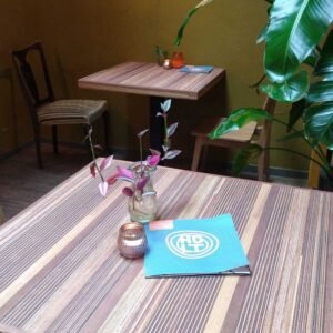 Duurzame tafel Eindeloos Mini - Gerecycled hout - horeca tafels