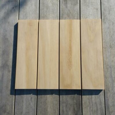 Nieuw en vergrijsd Accoya hout - foto credits www.zeelandtuinmaterialen.nl