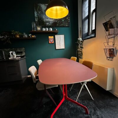 Tafel Burgundy met rood onderstel